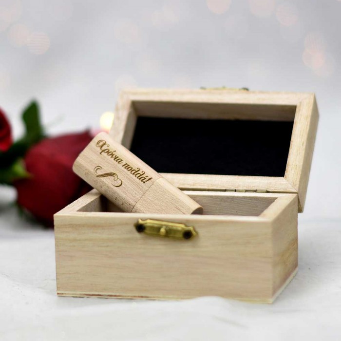 Χειροποίητο ξύλινο κουτί με usb stick & χάραξη δώρο για ζευγάρια