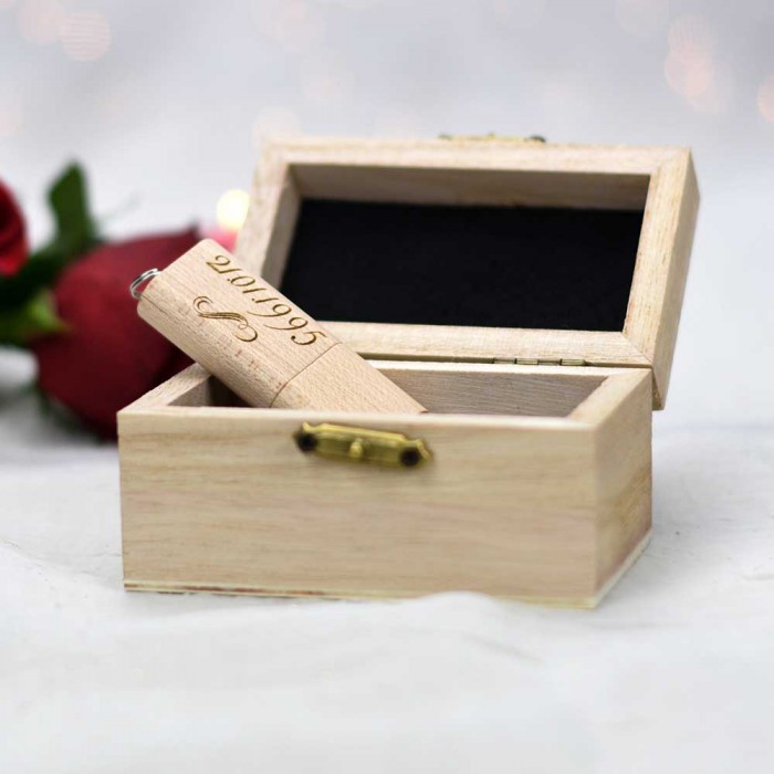 Χειροποίητο ξύλινο κουτί με usb stick & χάραξη δώρο για ζευγάρια